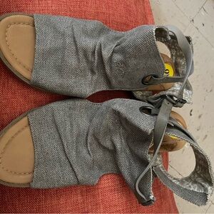 Blowfish Textured Gray Sandals